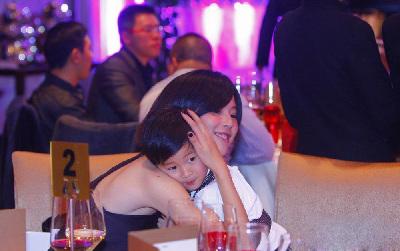 馬景濤80后小嬌妻亮相 與兒子似姐弟