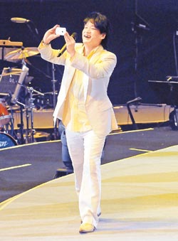 滾石紀念演唱會謝幕 周華健興奮自拍不慎摔落舞臺