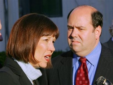 “夫人門”風暴又起，布什超級師爺就是神秘線人？