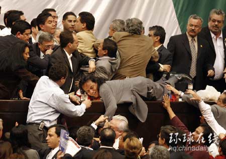 為確保總統就職儀式 墨執政黨議員大打出手搶占講臺