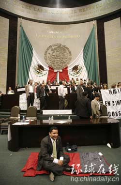 為確保總統就職儀式 墨執政黨議員大打出手搶占講臺