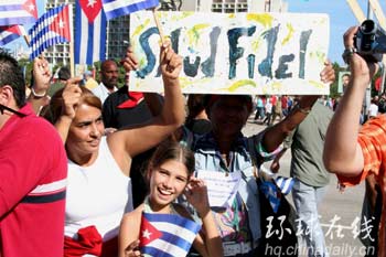 圖:古巴舉行盛大閱兵式紀念建軍50周年