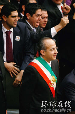 卡爾德龍混亂中就任墨西哥總統 5分鐘結束就職典禮