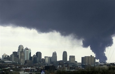 美國堪薩斯城一家化工廠發(fā)生數(shù)次爆炸（圖）