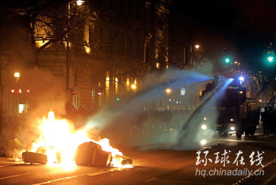 匈牙利數(shù)十萬(wàn)人示威要求總理下臺(tái) 與警方發(fā)生沖突