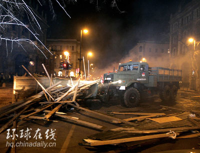 匈牙利數(shù)十萬(wàn)人示威要求總理下臺(tái) 與警方發(fā)生沖突