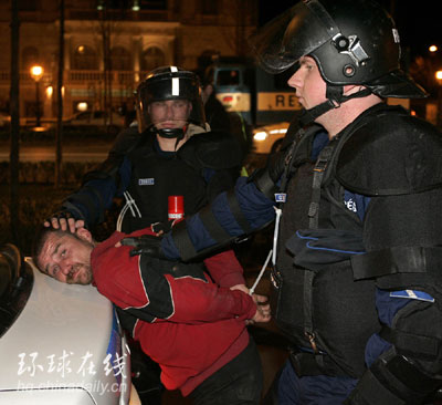 匈牙利數(shù)十萬(wàn)人示威要求總理下臺(tái) 與警方發(fā)生沖突