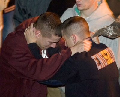 學(xué)生們悲痛萬(wàn)分