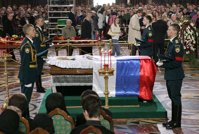 葉利欽下葬遺孀哭腫雙眼 普京率眾秉燭送別