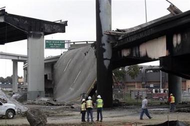 美加州高速路關鍵路段發生坍塌(圖)