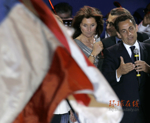 薩科齊攜妻子和支持者一同慶祝勝選(圖)