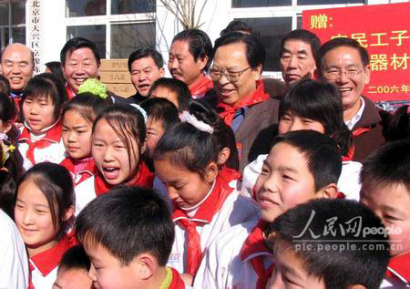 圖文：徐光春代表到京先看望農民工子女