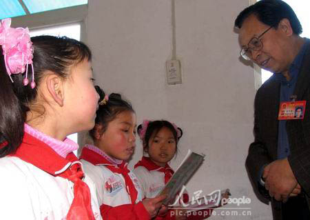 圖文：徐光春代表到京先看望農民工子女