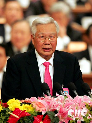 羅豪才向大會報告政協十屆三次會議以來提案工作