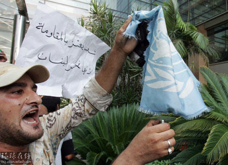 空襲過后 黎巴嫩人“進(jìn)攻”聯(lián)合國(guó)辦事處