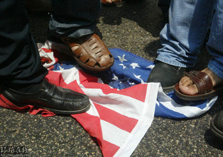 空襲過后 黎巴嫩人“進(jìn)攻”聯(lián)合國(guó)辦事處