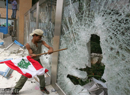 空襲過后 黎巴嫩人“進(jìn)攻”聯(lián)合國辦事處