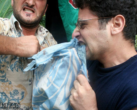 空襲過后 黎巴嫩人“進(jìn)攻”聯(lián)合國(guó)辦事處