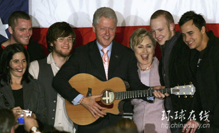 克林頓夫婦看起來感情頗為親密(圖)