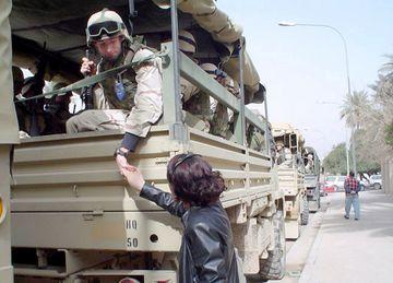 伊戰場開愛情花 美大兵與伊姑娘成絕戀