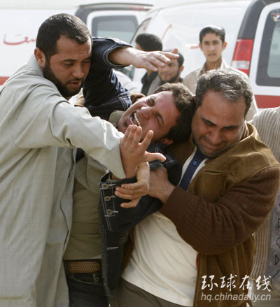 女人彈血洗巴格達校園