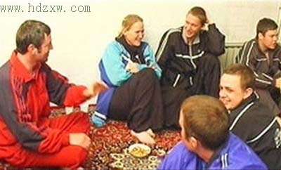 被扣英軍看似愜意的生活