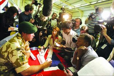 <FONT COLOR=#000000>英國(guó)：曾鼓勵(lì)被扣英兵賣故事打宣傳戰(zhàn)</FONT>