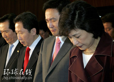 韓國(guó)議員悼念槍擊案受害者