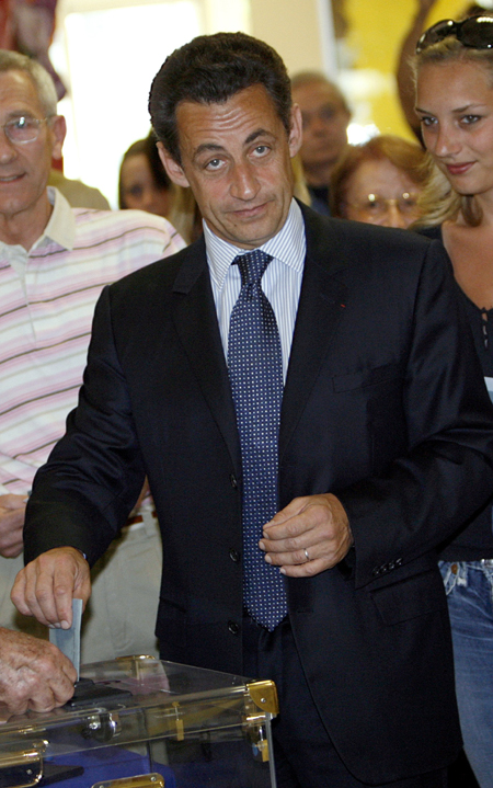 法大選投票率創26年最高 薩爾科齊攜妻投票