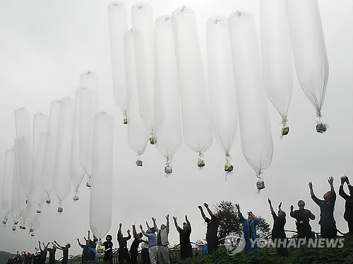 韓民間組織向朝散發(fā)360萬(wàn)張傳單及數(shù)百美鈔(圖)