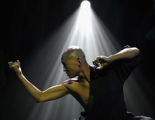 2007年10月10日，英國倫敦，少林寺武僧在“孔雀劇場”展示中國功夫。