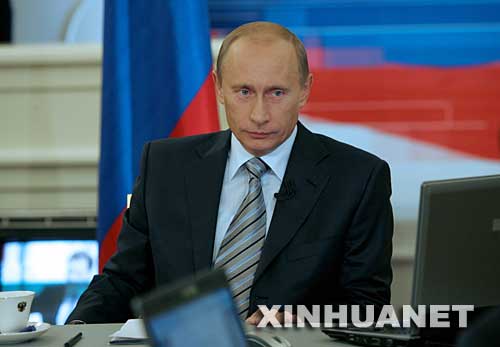 10月18日,在俄羅斯首都莫斯科,俄總統普京參加節目期間聽取民眾提問。 當天,普京在電視和廣播直播節目中回答民眾提問時說,俄軍將裝備更多“白楊-M”多彈頭洲際彈道導彈,且正在研制新型戰略武器,俄將于2008年新增一艘戰略核潛艇,2015年開始生產第五代戰機。 新華社發