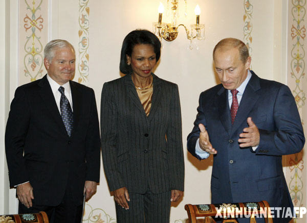 10月12日,俄羅斯總統普京(右)在莫斯科會見來訪的美國國務卿賴斯(中)與美國國防部長蓋茨(左)。普京建議美國不要急于實施在東歐部署導彈防御系統的計劃。 新華社/法新