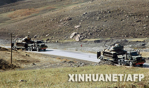 10月22日，在土耳其東南部與伊拉克相鄰的哈卡里省山區，土耳其武裝部隊運送坦克的車輛在公路上行進。新華社/法新