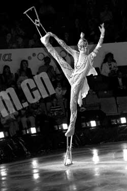 俄圣彼得堡冰上魔術雜技演的就是驚險(圖)