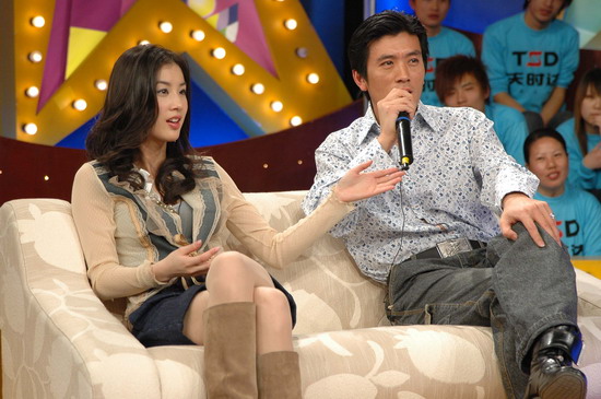 楊子黃圣依牽手掃街 二人戀情漸明朗(圖)