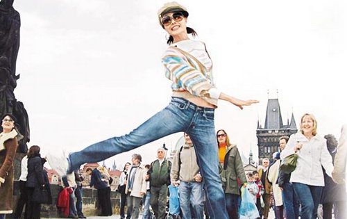 布拉格街頭勁舞賣唱 容祖兒自曝有“艷遇”(圖)