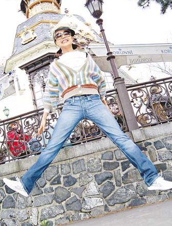 布拉格街頭勁舞賣唱 容祖兒自曝有“艷遇”(圖)