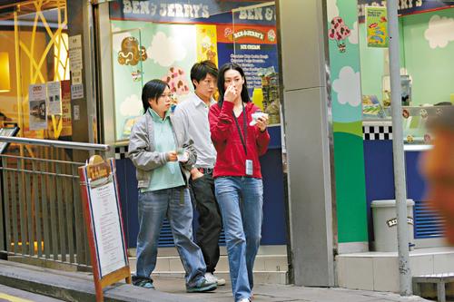 梁洛施裝扮隨意逛街 大吃雪糕不停嘴(圖)