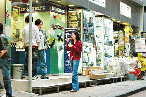 梁洛施裝扮隨意逛街 大吃雪糕不停嘴(圖)