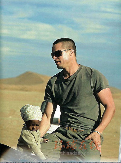 皮特朱麗沙漠享受天倫之樂(組圖)