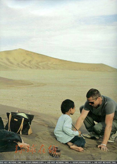 皮特朱麗沙漠享受天倫之樂(組圖)