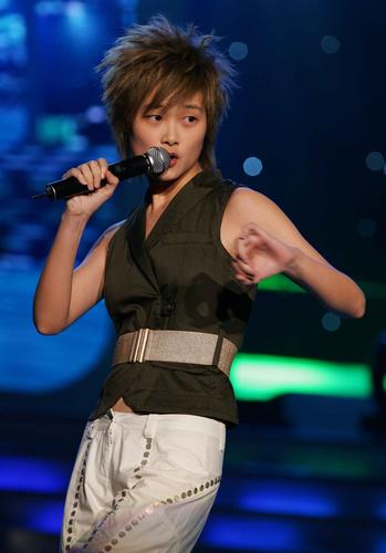 李宇春不再扮酷 大膽露背性感