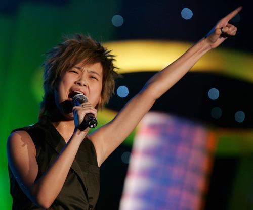 李宇春不再扮酷 大膽露背性感