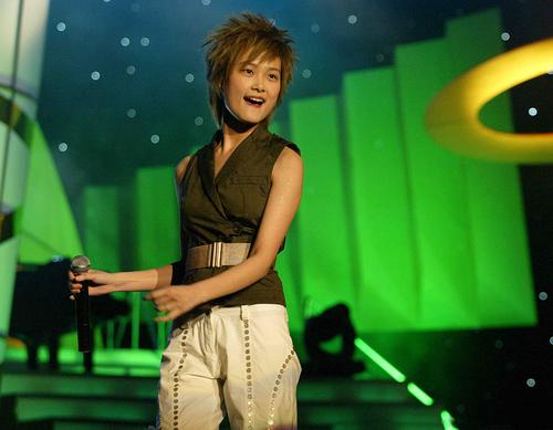 李宇春不再扮酷 大膽露背性感