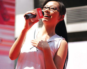 張靚穎重慶收禮物放歌(圖)