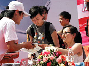 張靚穎重慶收禮物放歌 當地警方開路保駕(圖)