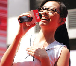 張靚穎重慶收禮物放歌 當地警方開路保駕(圖)