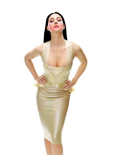 莫妮卡-貝魯奇寫真 曲線玲瓏展完美身材