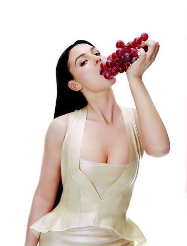 莫妮卡-貝魯奇寫真 曲線玲瓏展完美身材